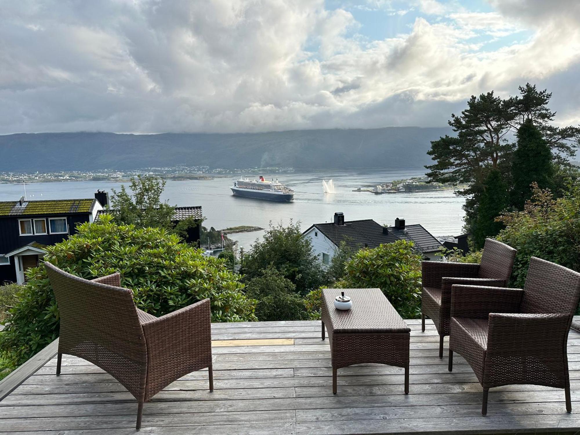 Great Place With View To The Mountains And Fjord Ålesund Exterior foto